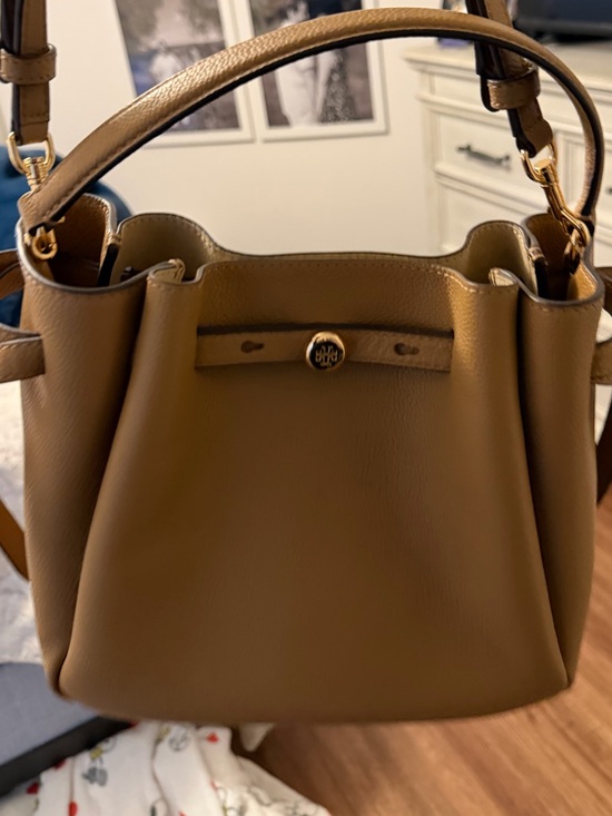 Tory Burch Handbags - Tory Burch Small Romy Bucket Bag Tan Pebbled Leather Gold Hardware Crossbody 🐌